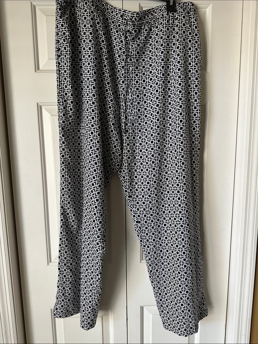 Womens Black & White Geometric Dress Pants